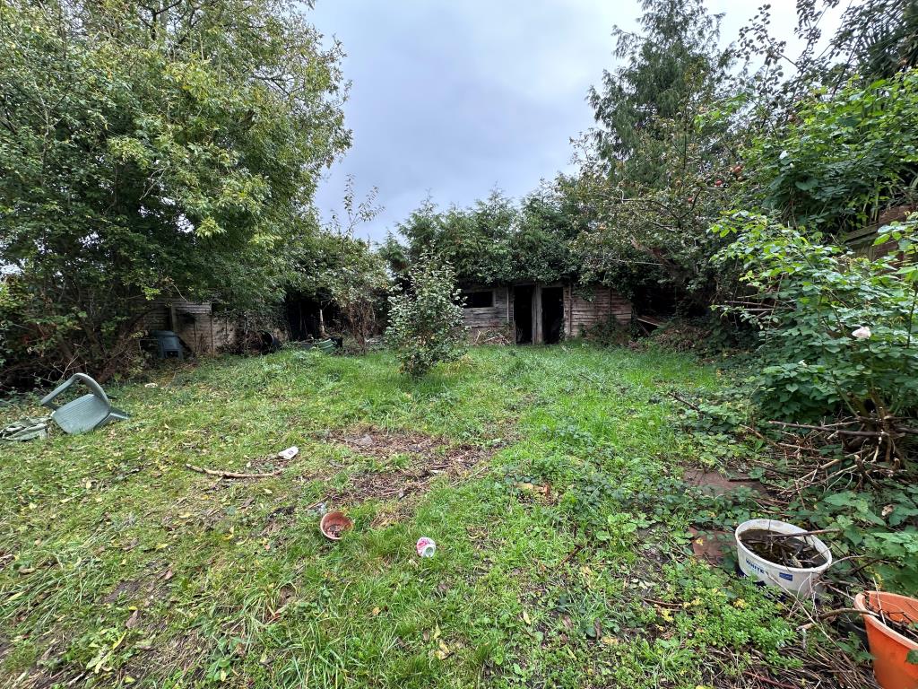 Lot: 40 - THREE-BEDROOM DETACHED HOUSE FOR REPAIR - Back Garden